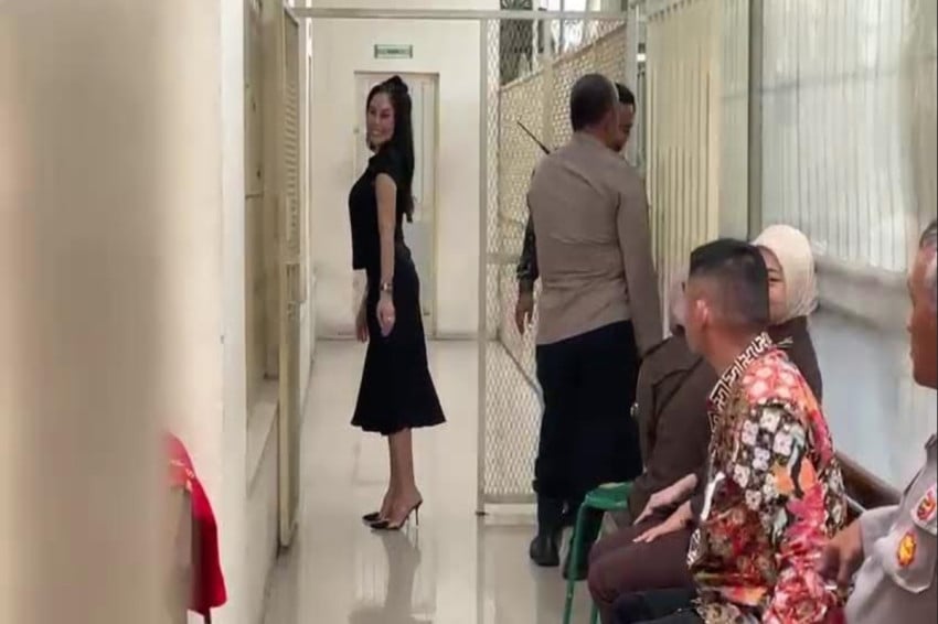 Outfit Nikita Mirzani Sidang Vonis: Elegan & Profesional