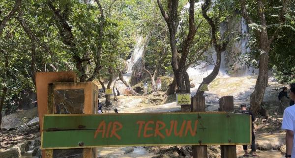 Air terjun di Pantai Pelang, Trenggalek. (Foto: Annastasya Rizqa)