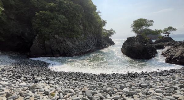 Pantai Kuyon Trenggalek: Surga Tersembunyi Jawa Timur yang Memukau!