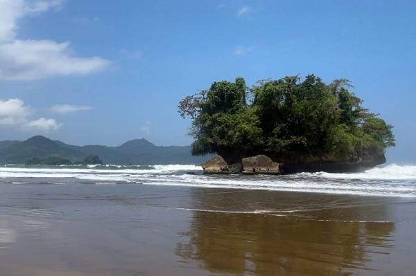 Pantai Pelang Trenggalek: Tanah Lot Jatim dengan Air Terjun Eksotis!